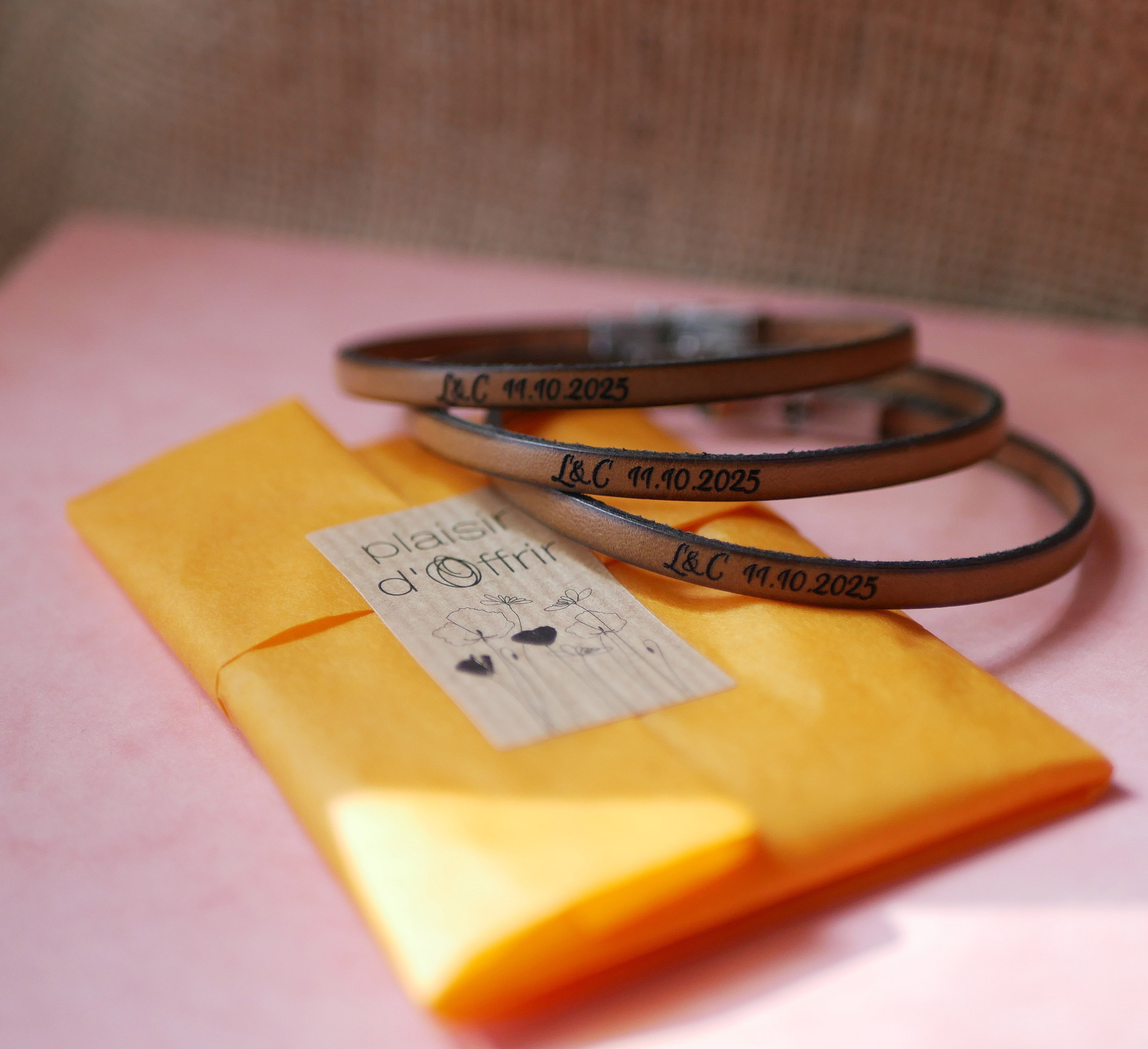 Set med 20 l&auml;derarmband med gravyr f&ouml;r Save the date eller som present till br&ouml;llopsg&auml;ster