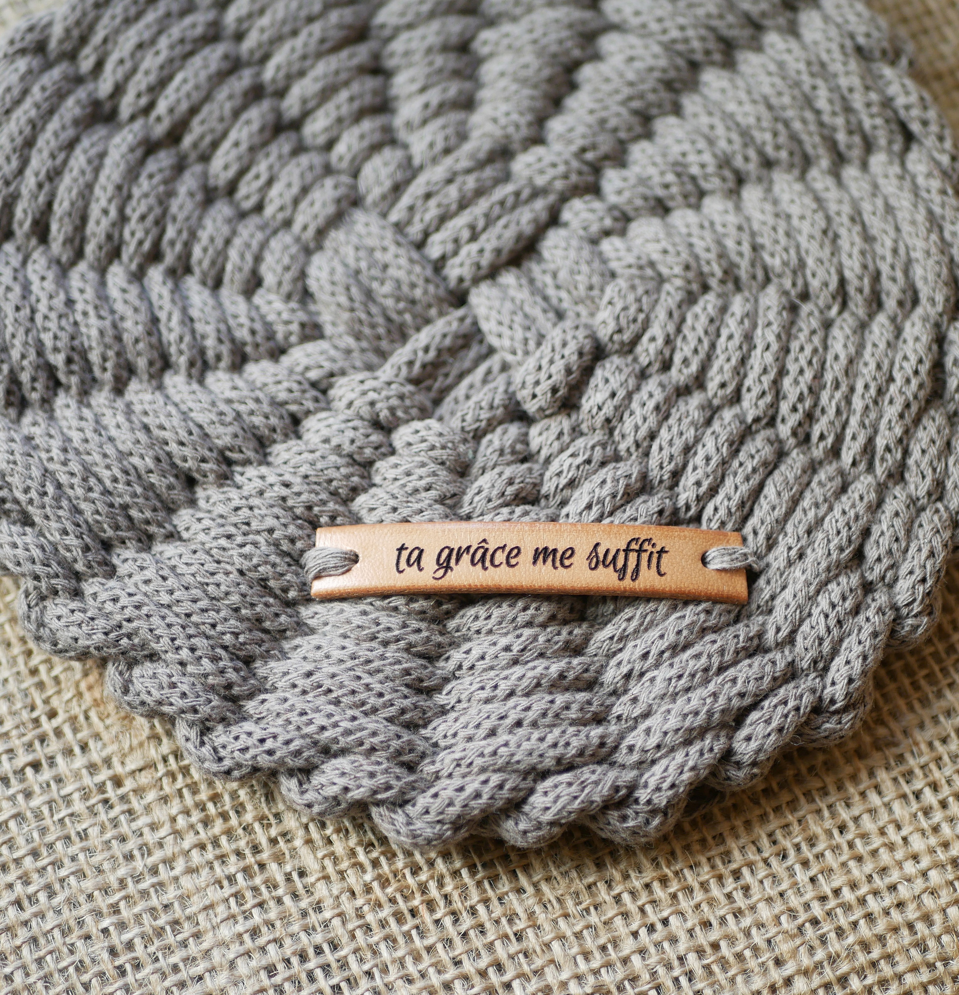 Skr&auml;ddarsydd l&auml;deretikett med graverat meddelande