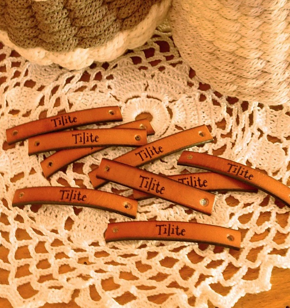 Skr&auml;ddarsydd l&auml;deretikett med graverat meddelande