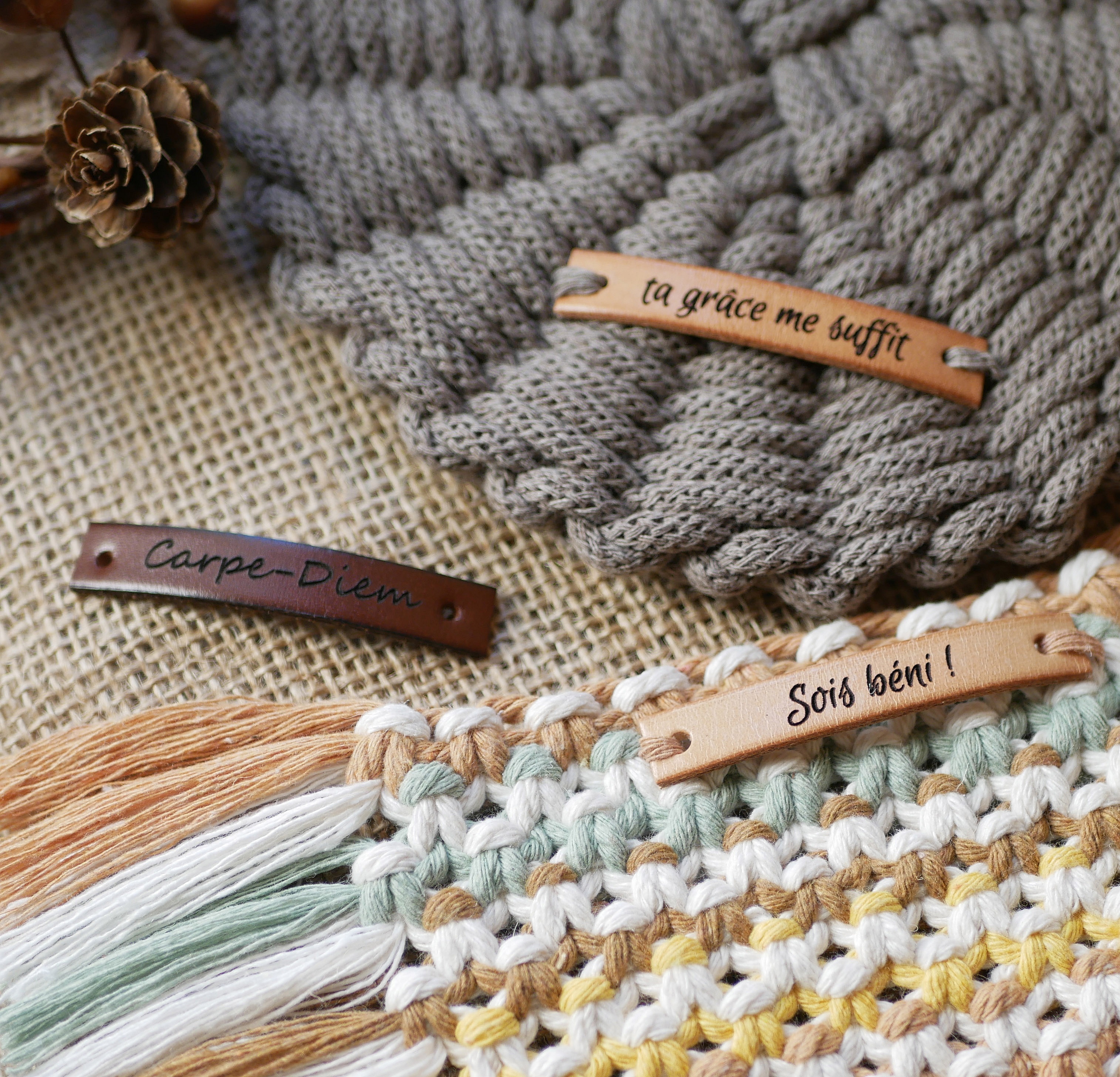 Skr&auml;ddarsydd l&auml;deretikett med graverat meddelande