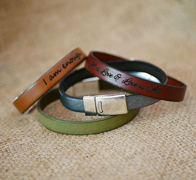 Bracelets en cuir avec fermoir magnétique à remplacer.