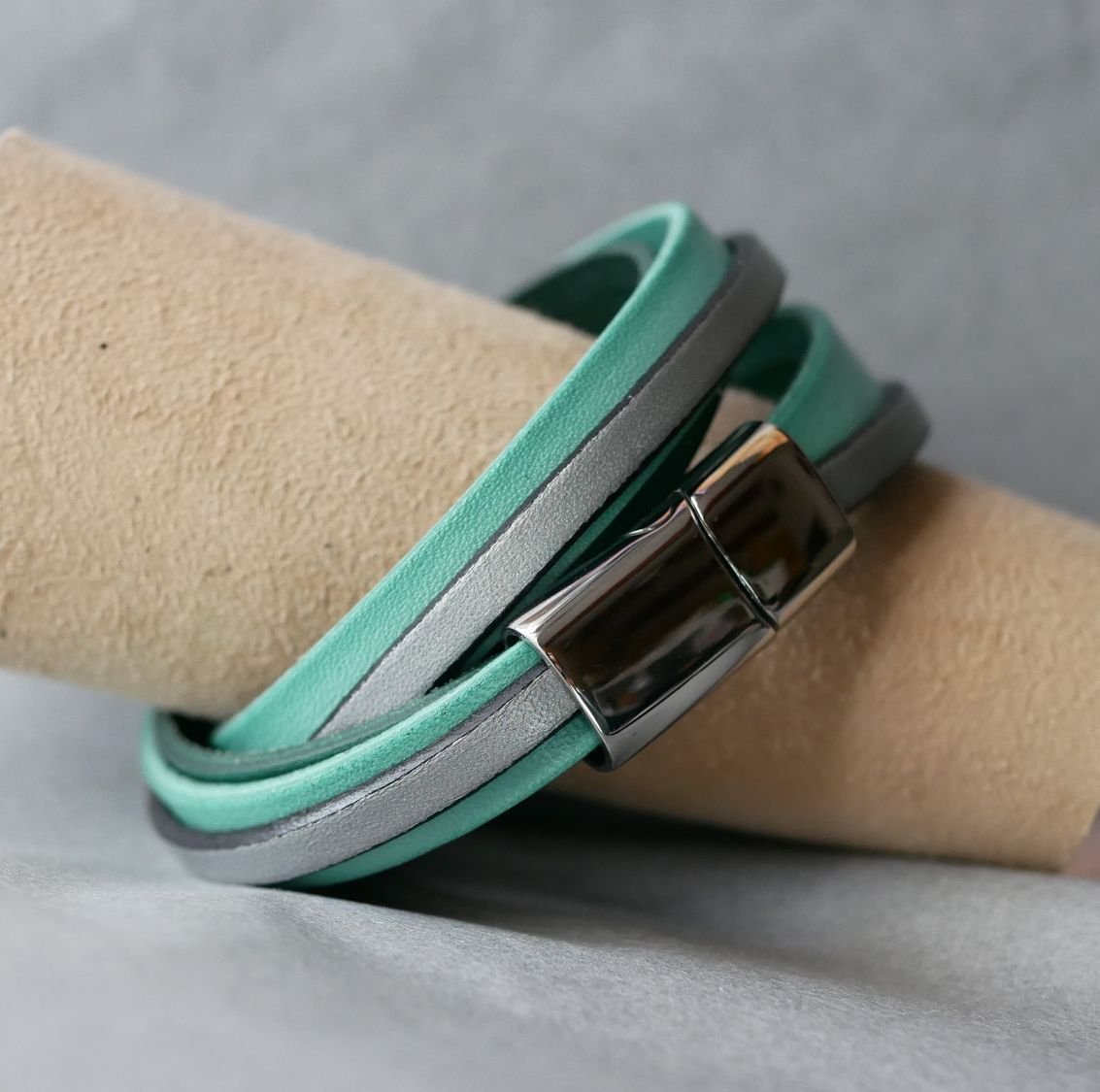Skräddarsytt dubbelt armband i grönt och silverfärgat läder  