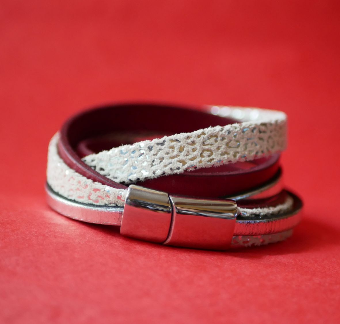 Individuellt armband i vitt, silver och rött läder med dubbla vändningar  