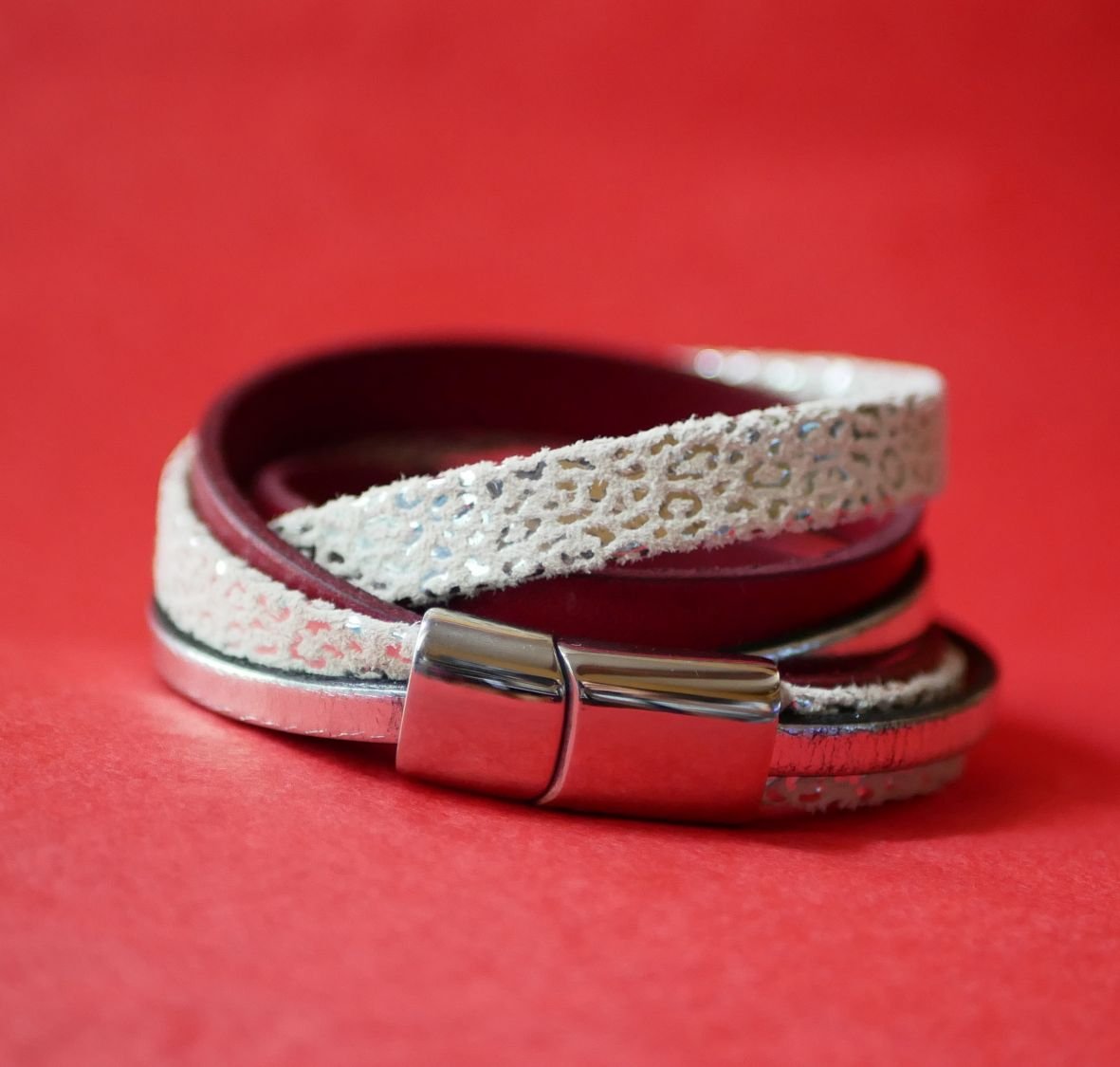 Individuellt armband i vitt, silver och rött läder med dubbla vändningar  