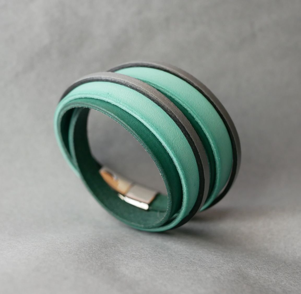 Skräddarsytt dubbelt armband i grönt och silverfärgat läder  