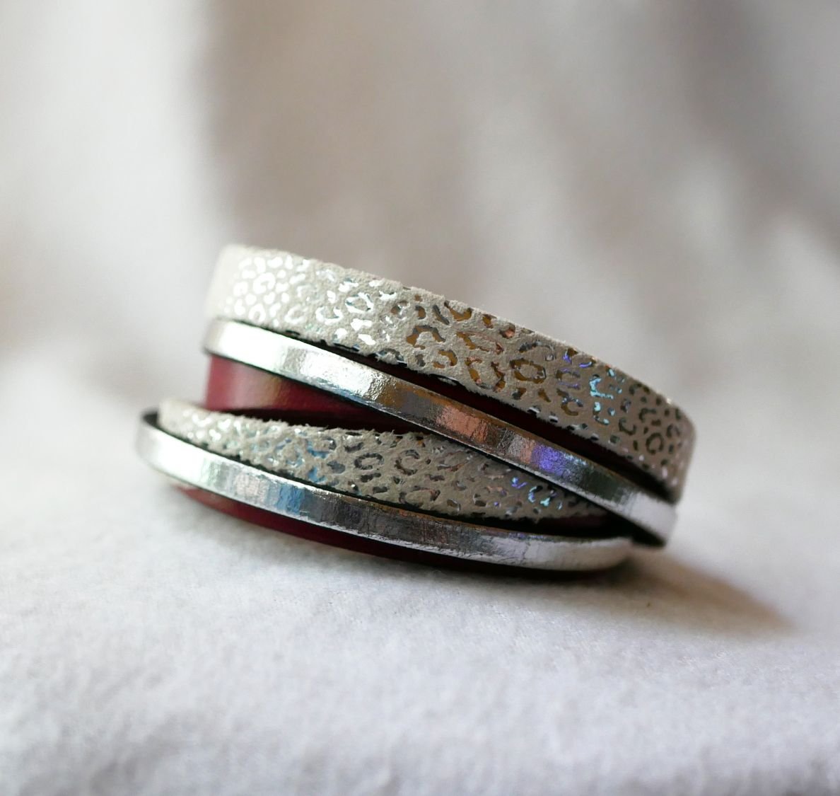 Individuellt armband i vitt, silver och rött läder med dubbla vändningar  