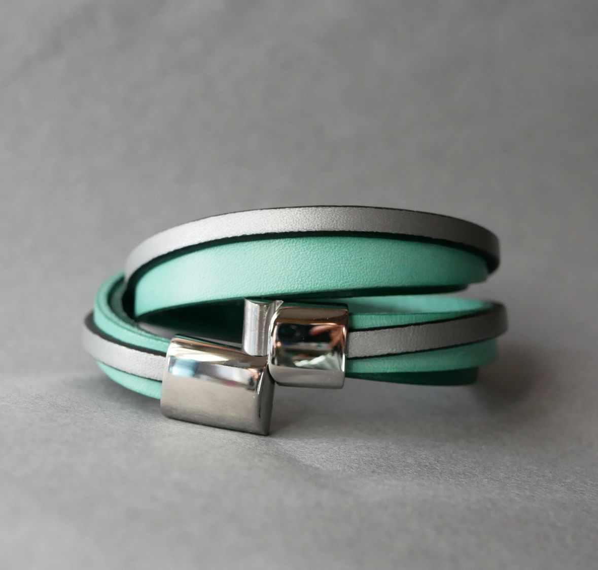 Skräddarsytt dubbelt armband i grönt och silverfärgat läder  