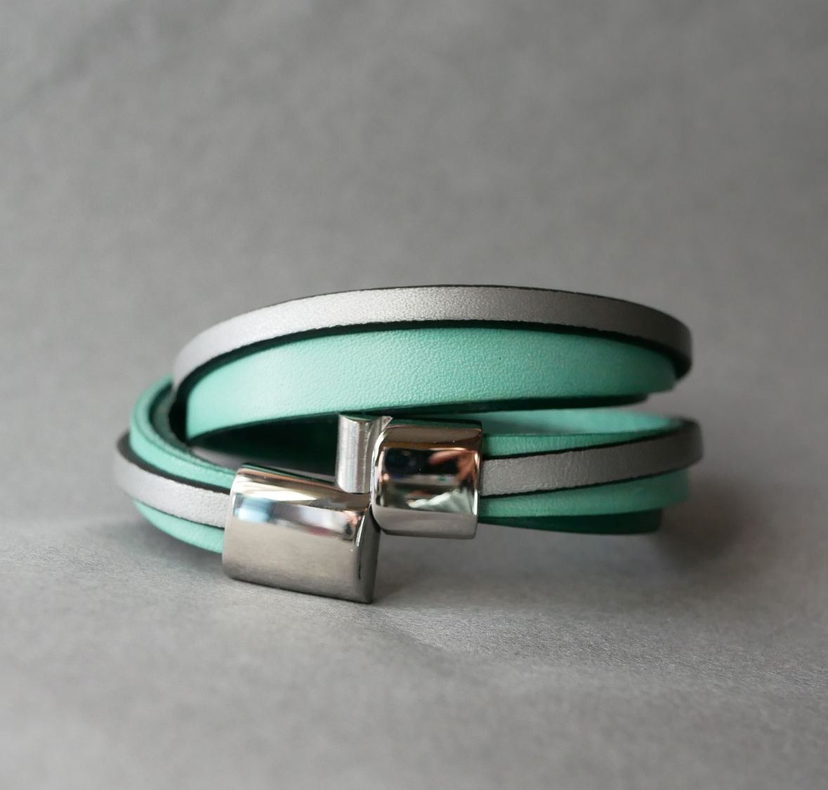 Skräddarsytt dubbelt armband i grönt och silverfärgat läder  