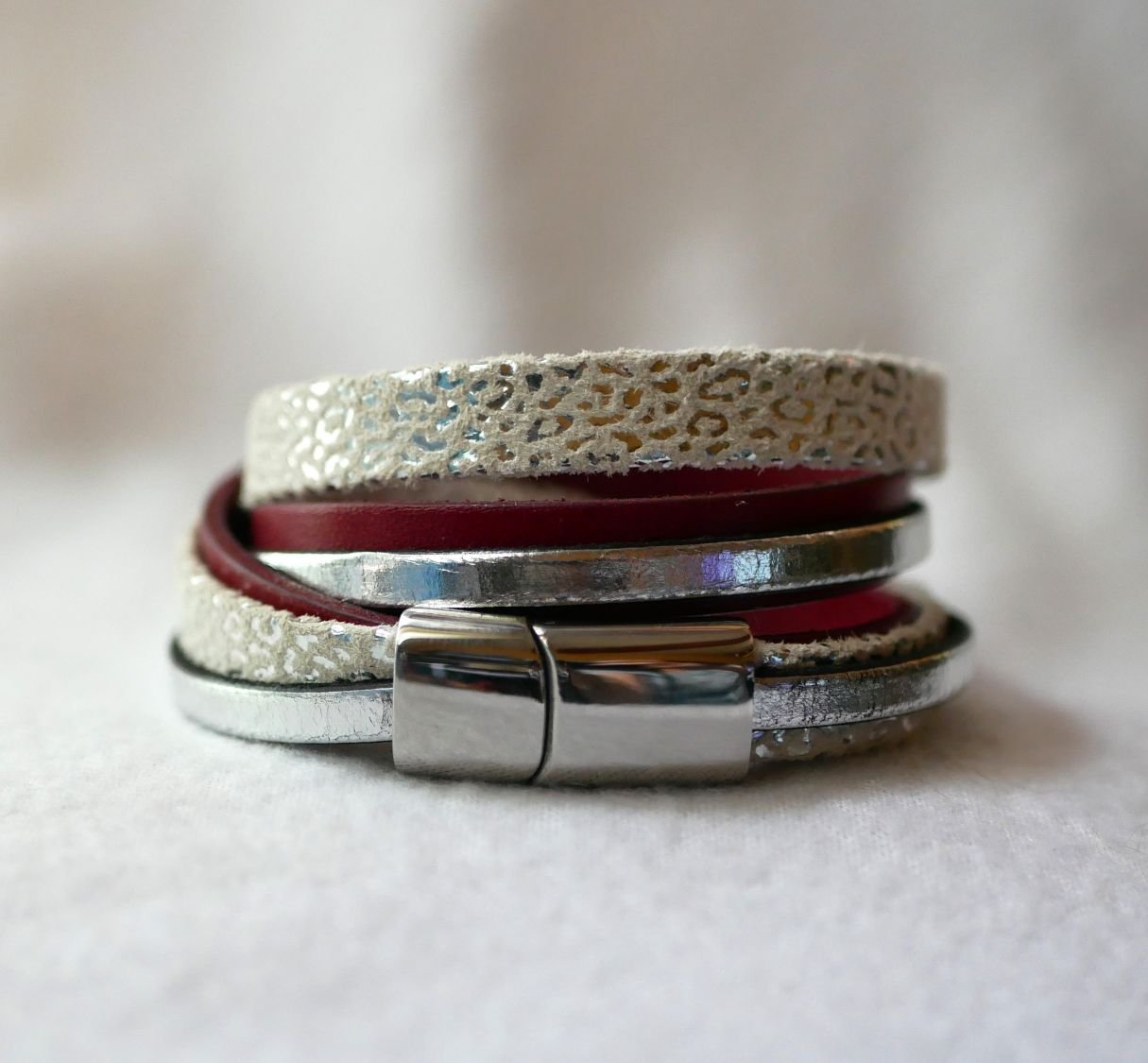 Individuellt armband i vitt, silver och rött läder med dubbla vändningar  