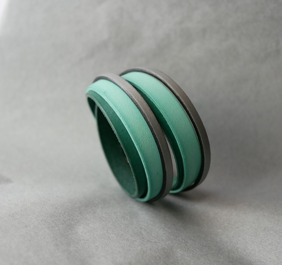 Skräddarsytt dubbelt armband i grönt och silverfärgat läder  