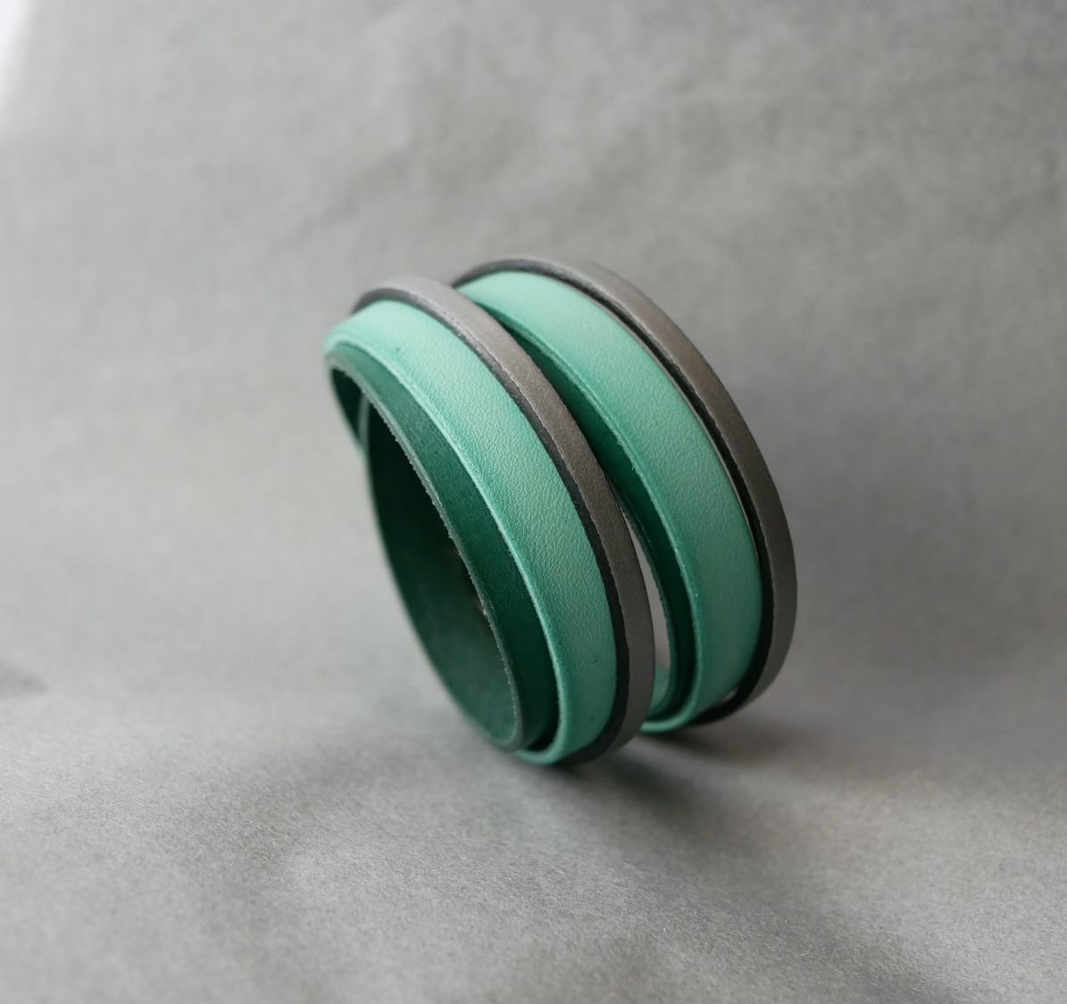 Skräddarsytt dubbelt armband i grönt och silverfärgat läder  