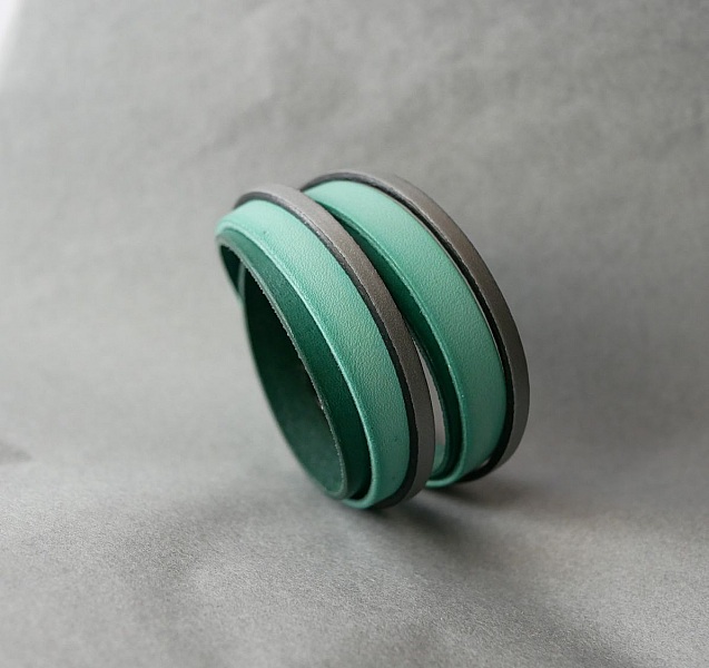 Skr&auml;ddarsytt dubbelt armband i gr&ouml;nt och silverf&auml;rgat l&auml;der  