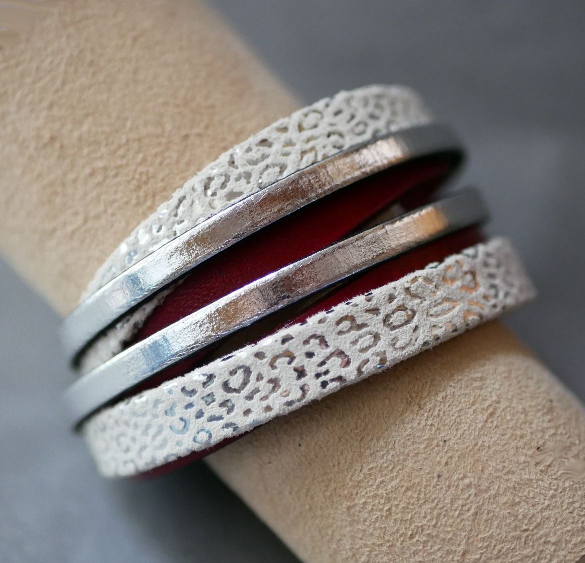 Individuellt armband i vitt, silver och rött läder med dubbla vändningar  