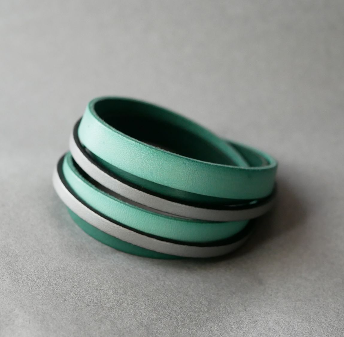 Skräddarsytt dubbelt armband i grönt och silverfärgat läder  