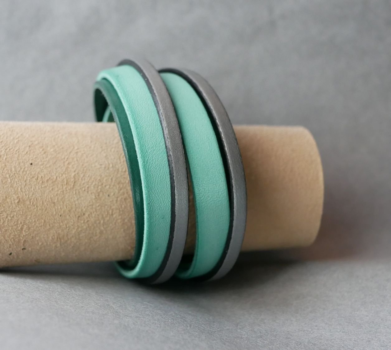 Skräddarsytt dubbelt armband i grönt och silverfärgat läder  