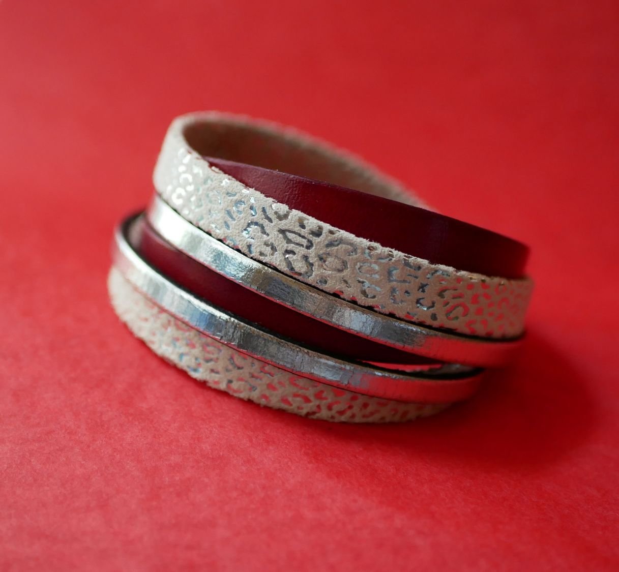 Individuellt armband i vitt, silver och rött läder med dubbla vändningar  