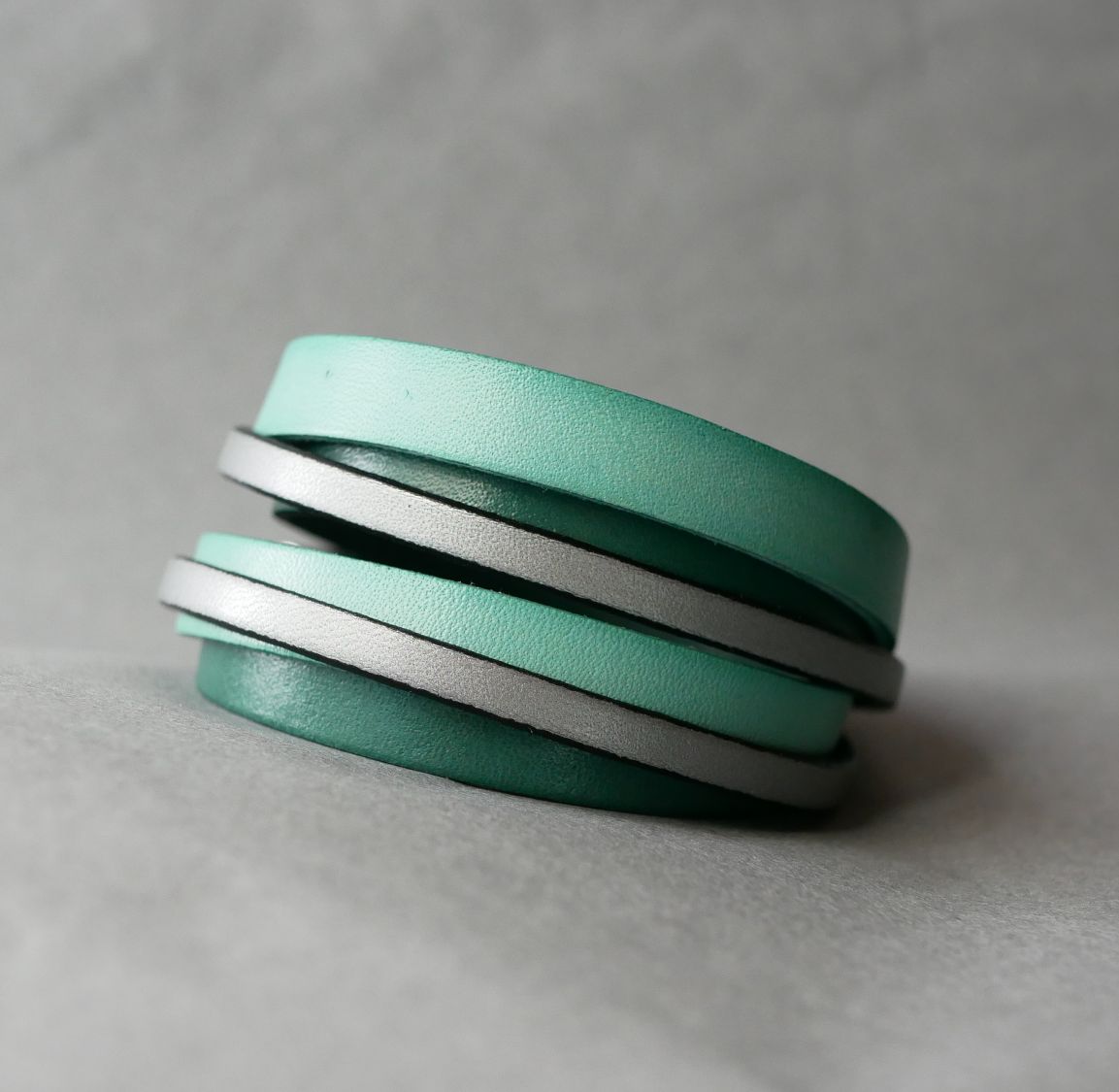 Skräddarsytt dubbelt armband i grönt och silverfärgat läder  