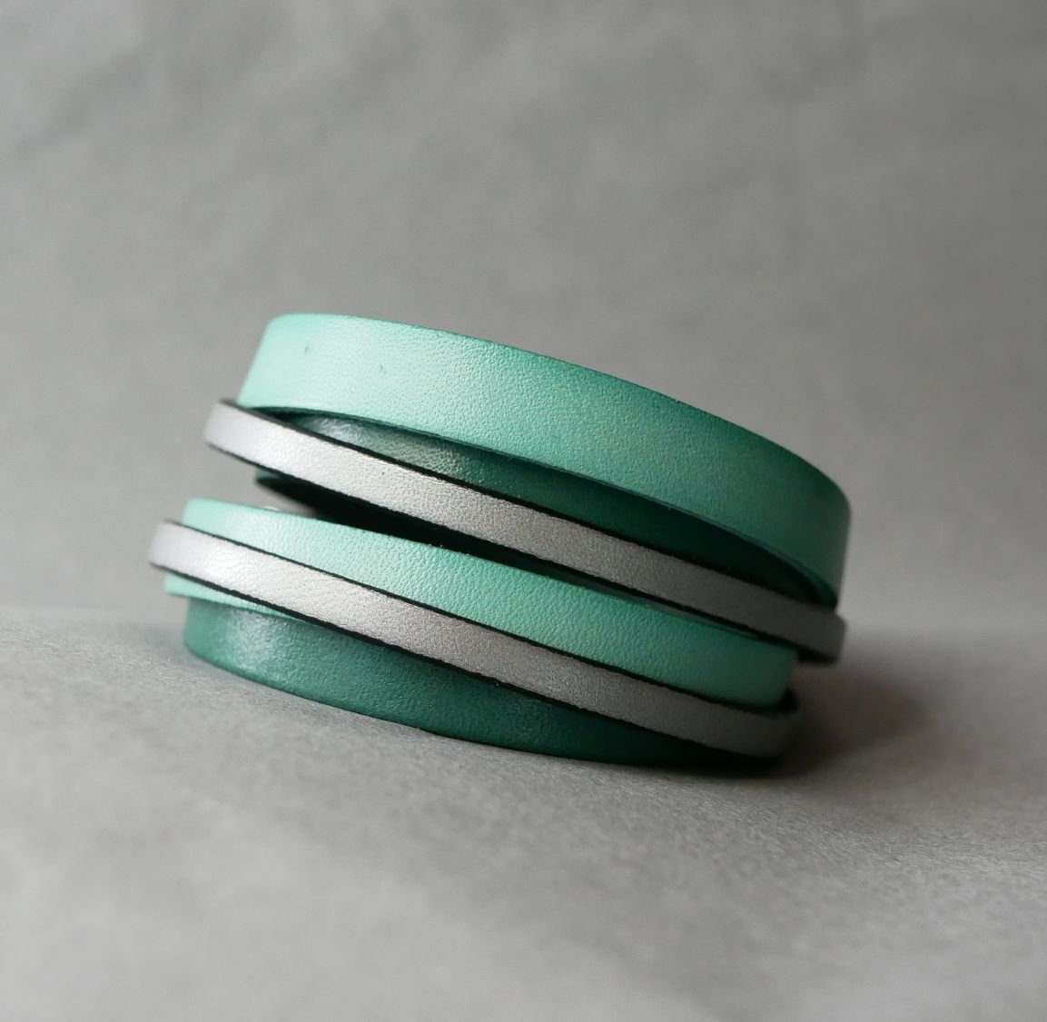 Skräddarsytt dubbelt armband i grönt och silverfärgat läder  