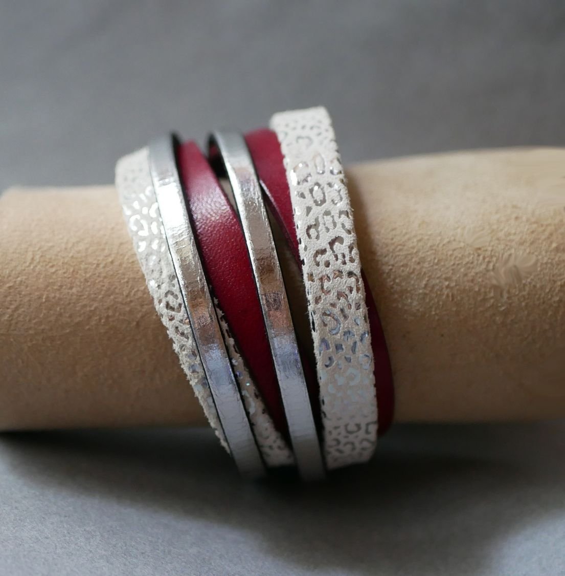 Individuellt armband i vitt, silver och rött läder med dubbla vändningar  