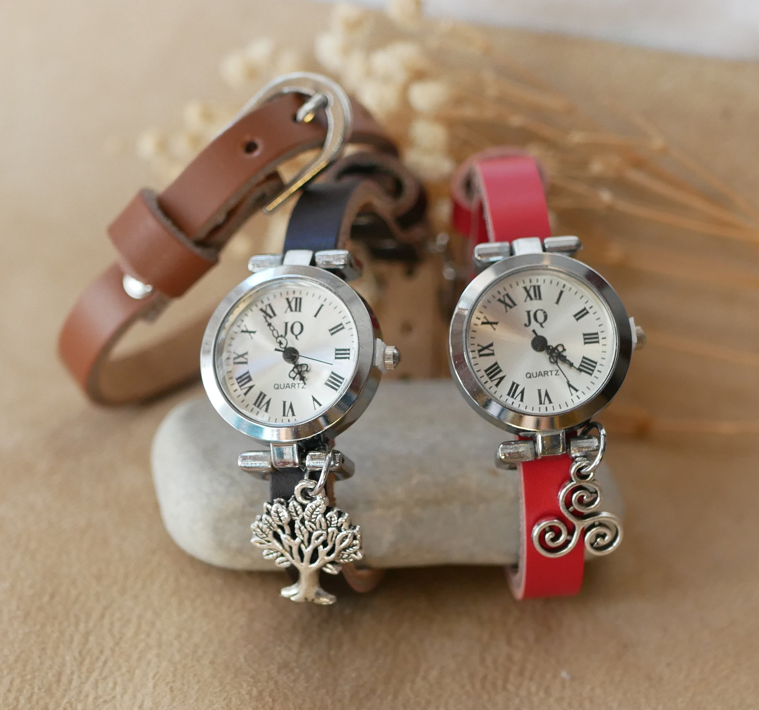 Silverfärgad klocka med läderarmband och silverfärgat spänne