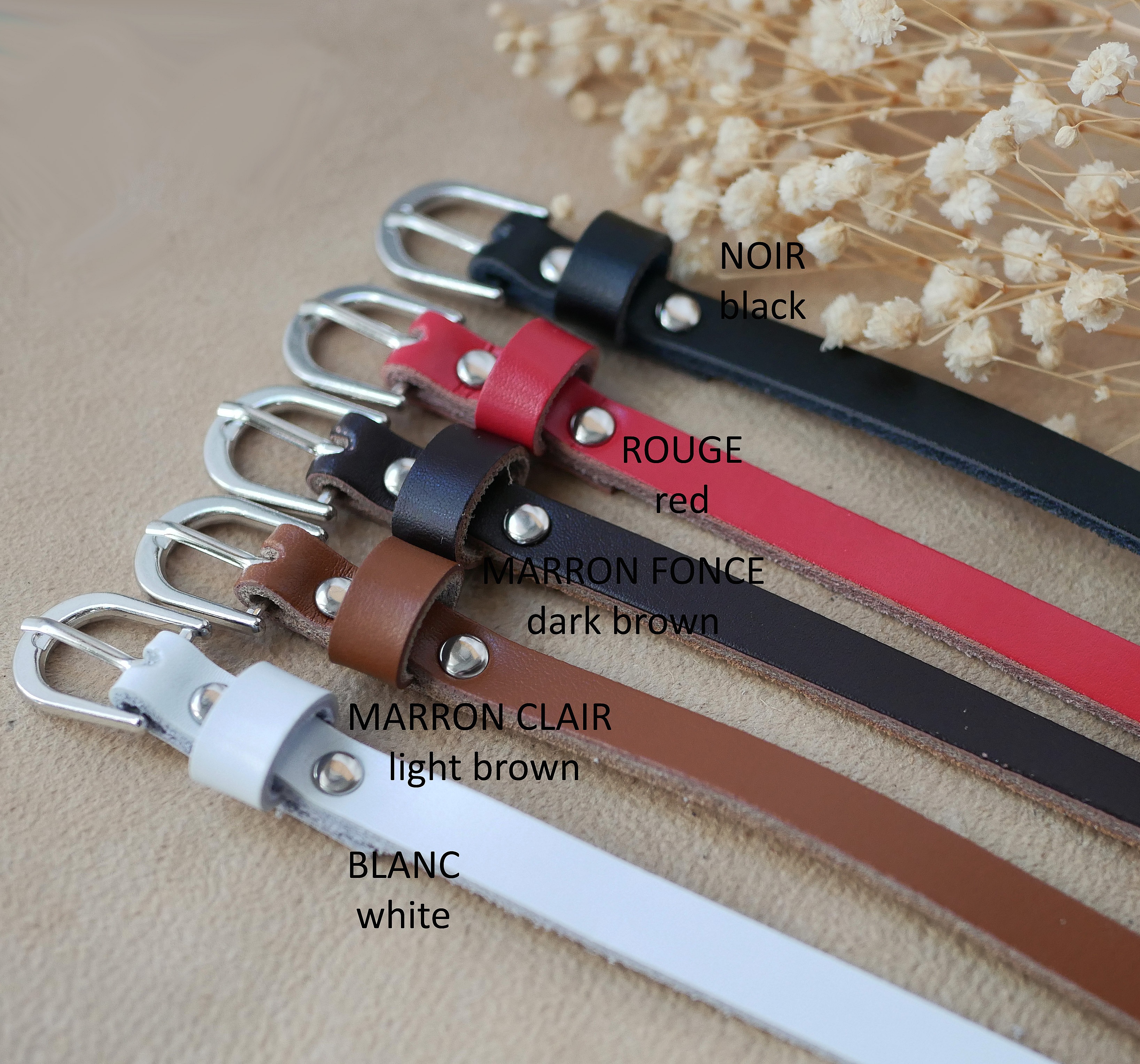 Silverf&auml;rgad klocka med l&auml;derarmband och silverf&auml;rgat sp&auml;nne