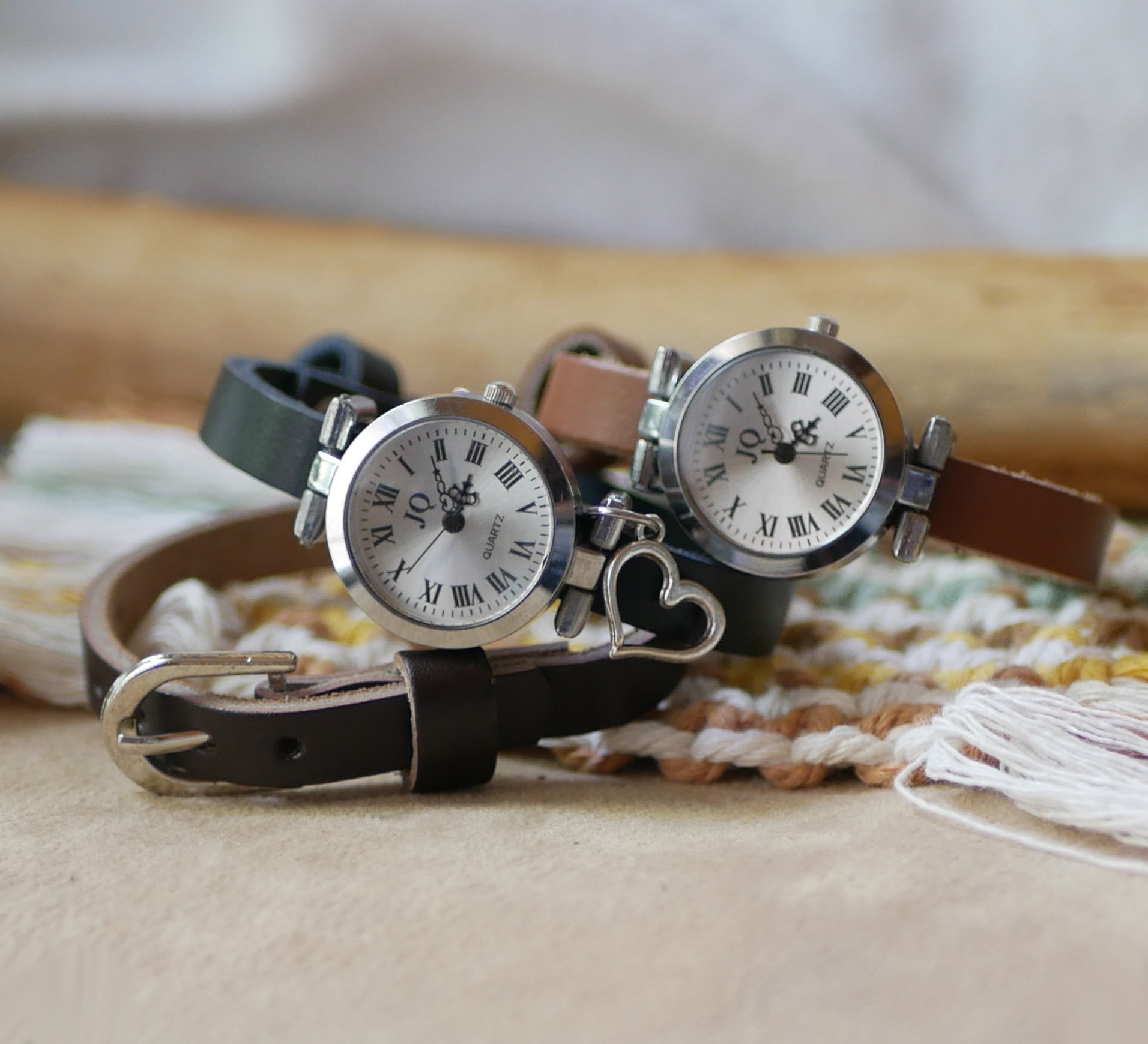 Silverfärgad klocka med läderarmband och silverfärgat spänne