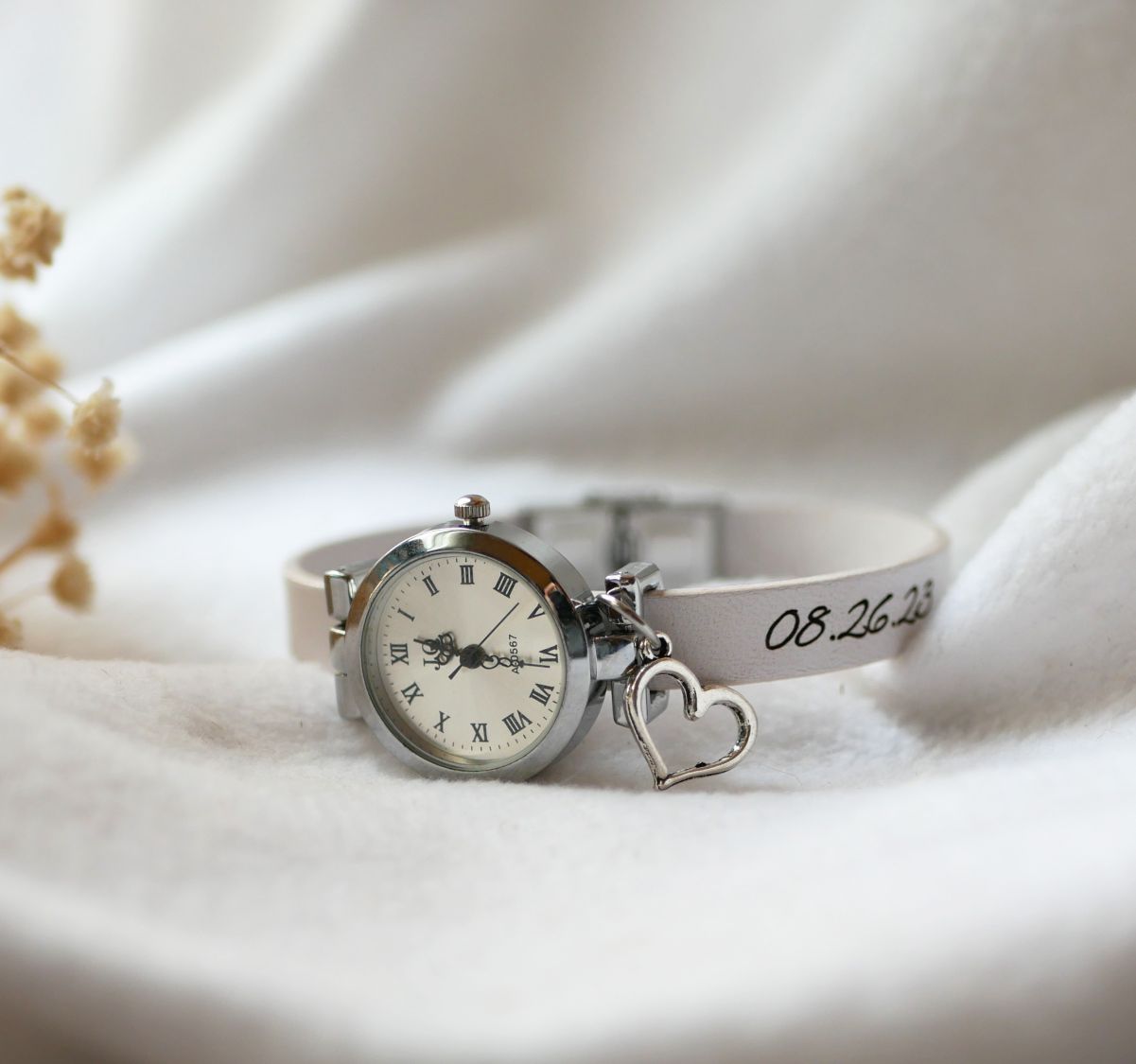 Silverklocka med charm och läderband med justerbart lås