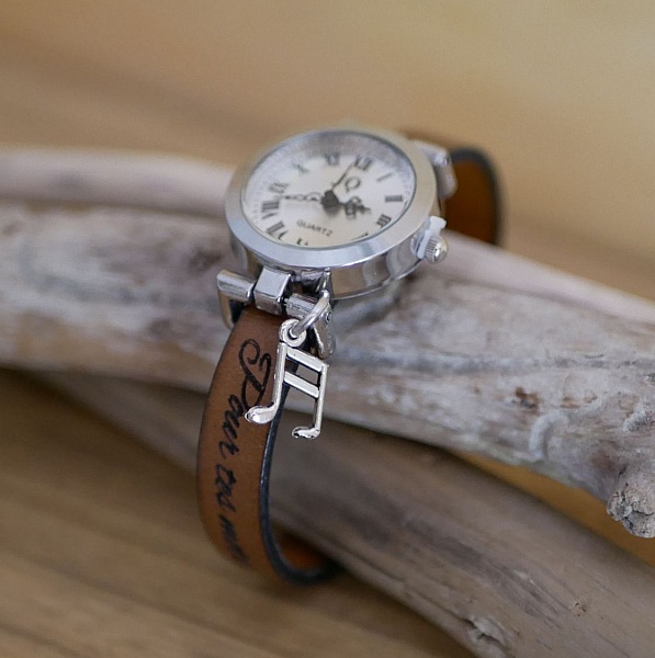 Silverklocka med charm och l&auml;derband med justerbart l&aring;s