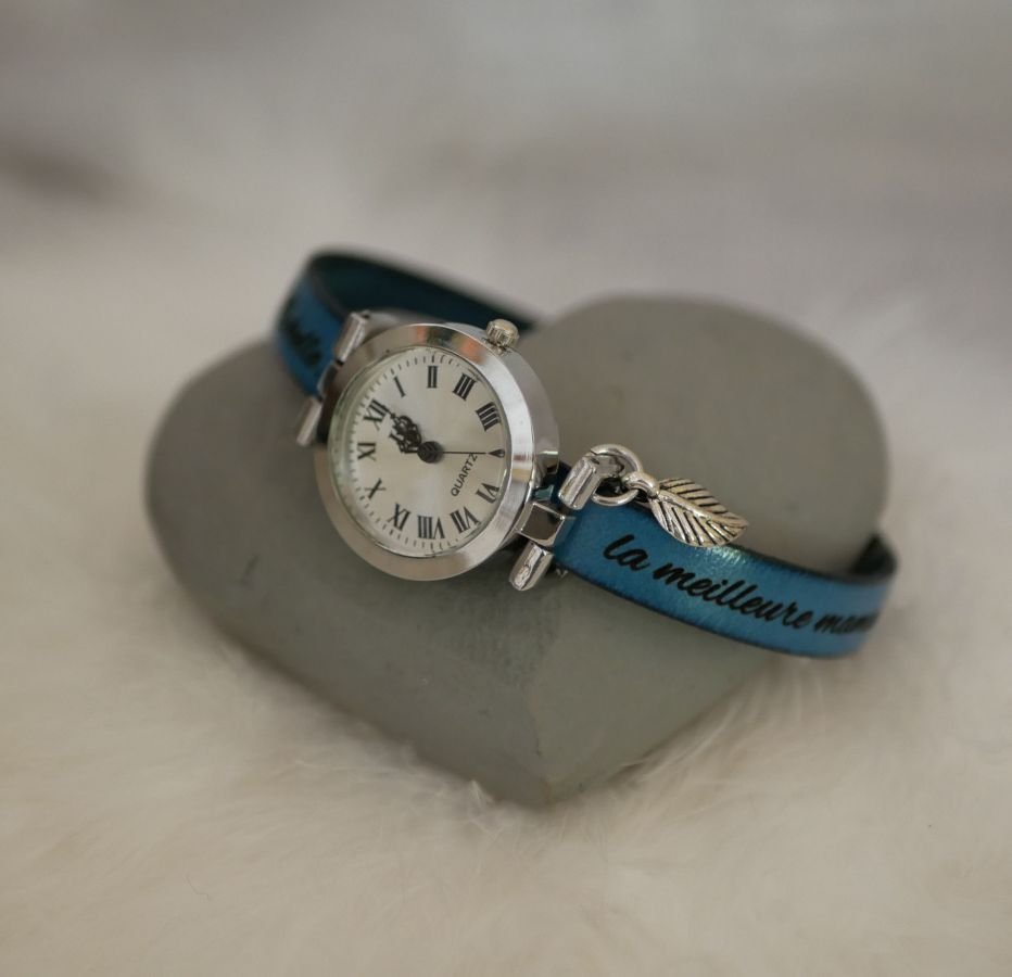 Silverklocka med charm och läderband med justerbart lås