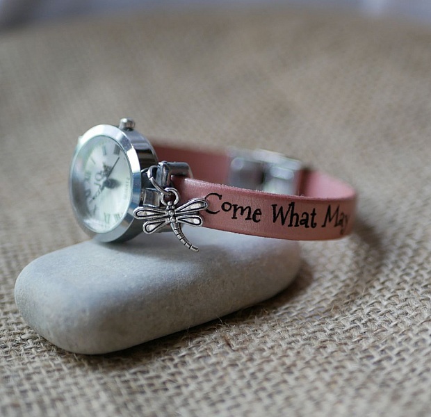 Silverklocka med charm och l&auml;derband med justerbart l&aring;s