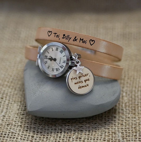 Graverad tr&auml;cabochonklocka med dubbel l&auml;derrem 