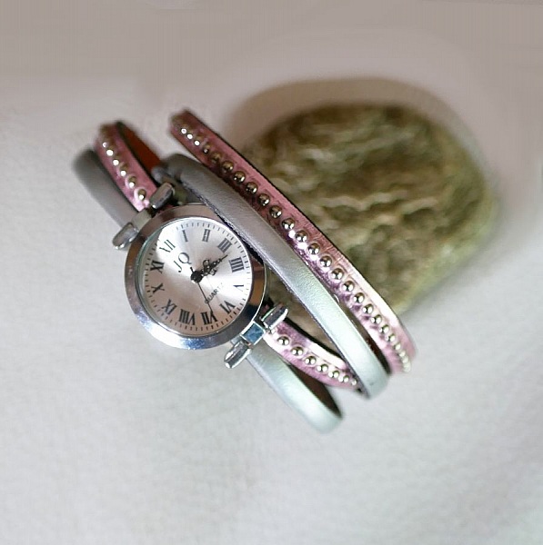 Klocka med dubbel rosa metalliskt l&auml;derband som kan anpassas 