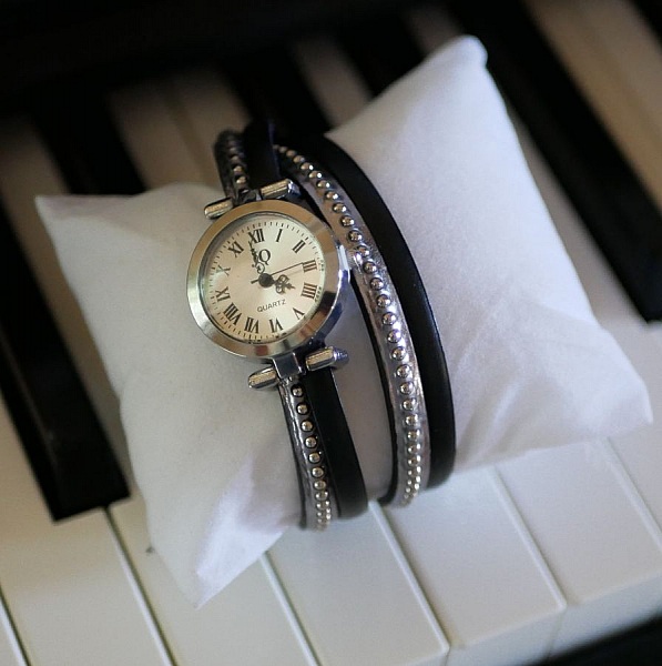 Titta p&aring; f&ouml;rsilvrad dubbel l&auml;derrem p&auml;rlor f&auml;rgval att anpassa 