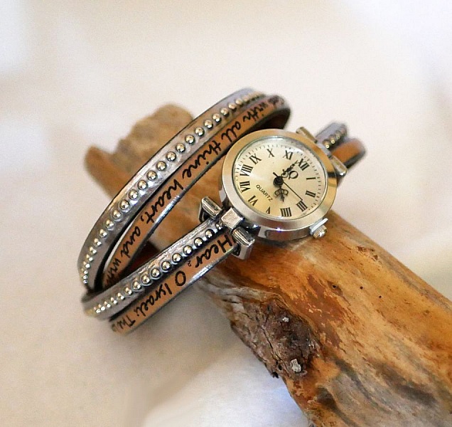 Titta p&aring; f&ouml;rsilvrad dubbel l&auml;derrem p&auml;rlor f&auml;rgval att anpassa 