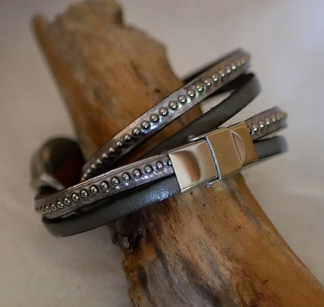 Titta p&aring; f&ouml;rsilvrad dubbel l&auml;derrem p&auml;rlor f&auml;rgval att anpassa 