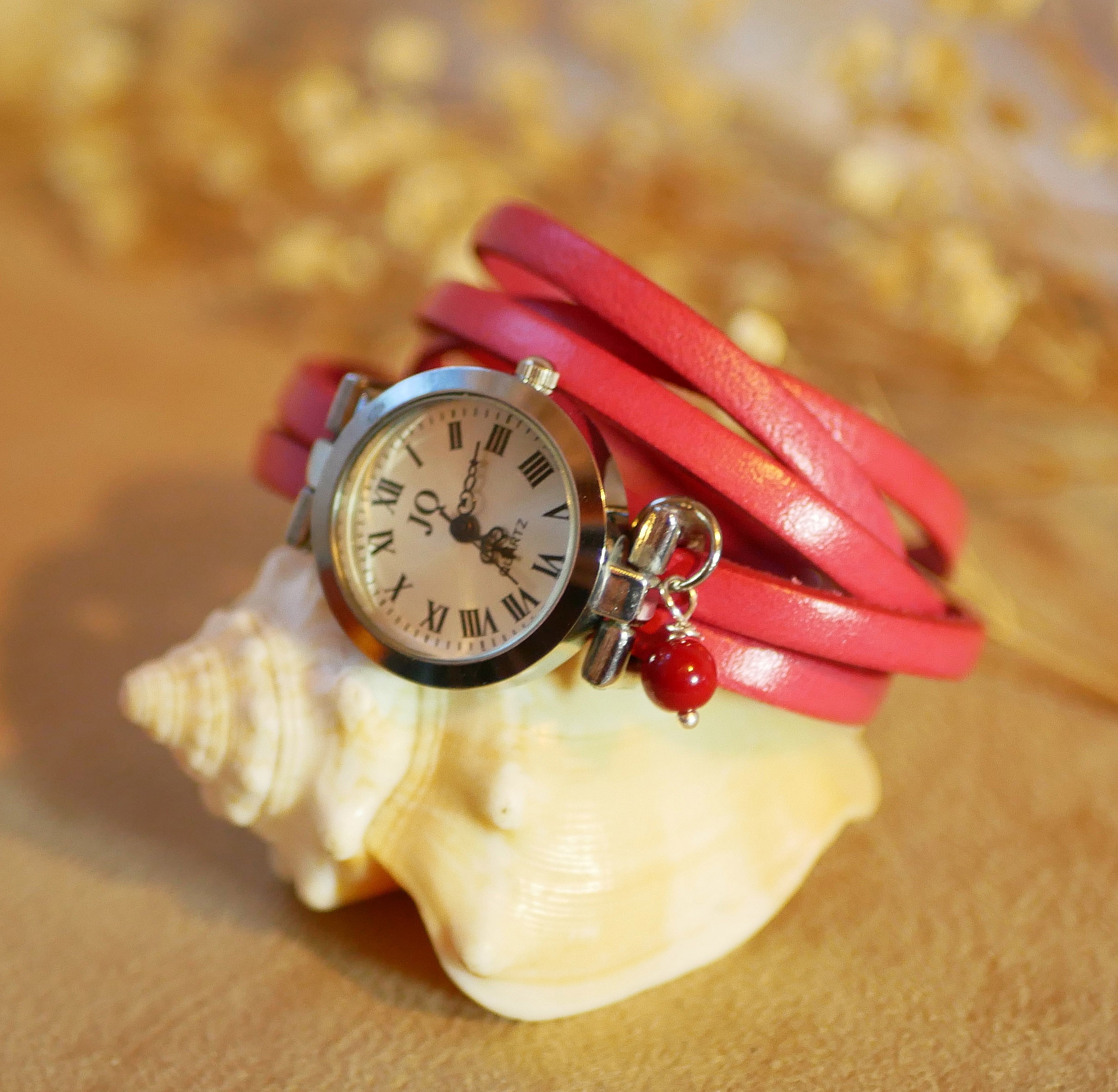 Silverf&auml;rgat l&auml;derarmband med flera snurror och justerbart l&aring;s