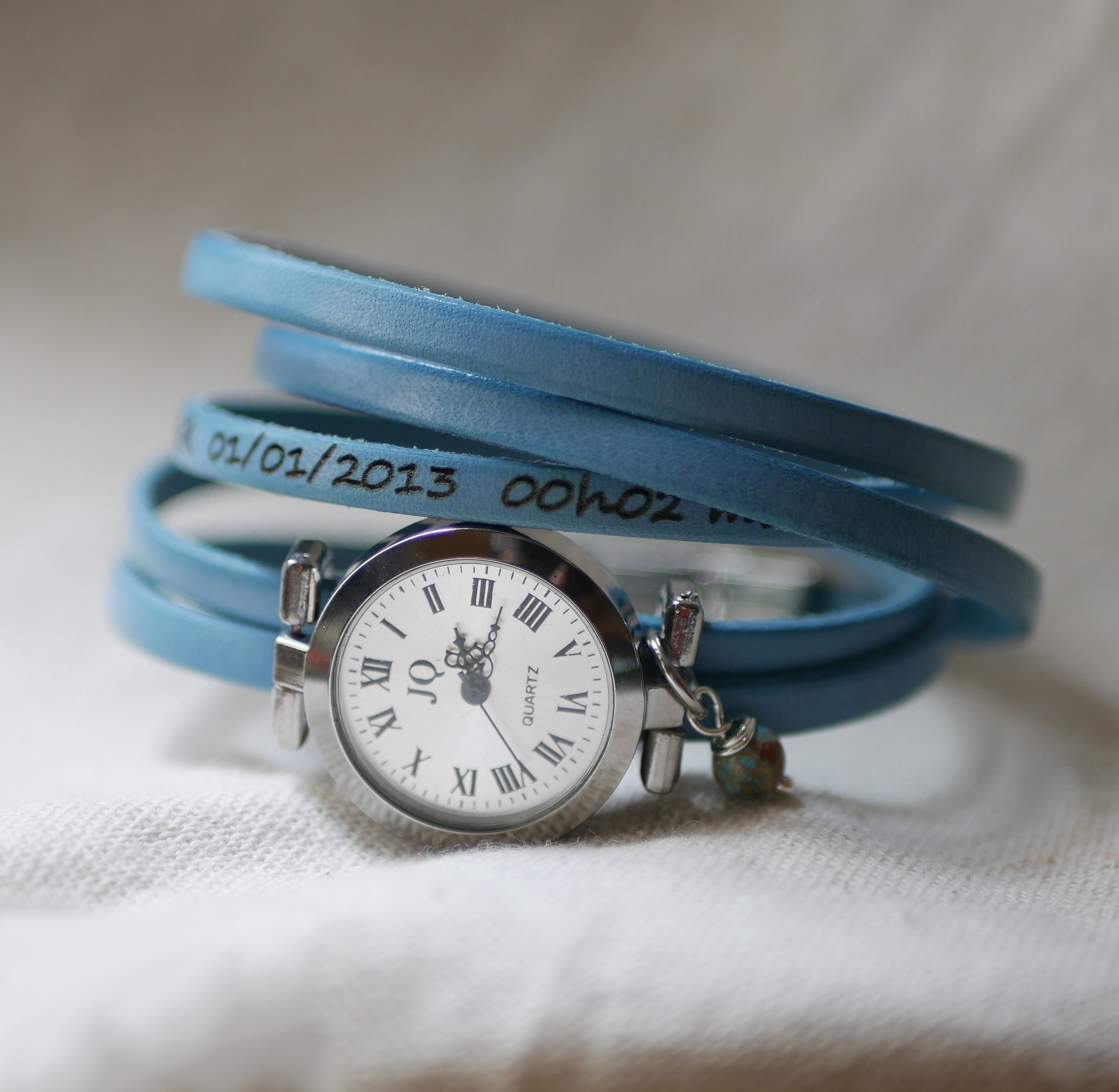 Silverf&auml;rgat l&auml;derarmband med flera snurror och justerbart l&aring;s