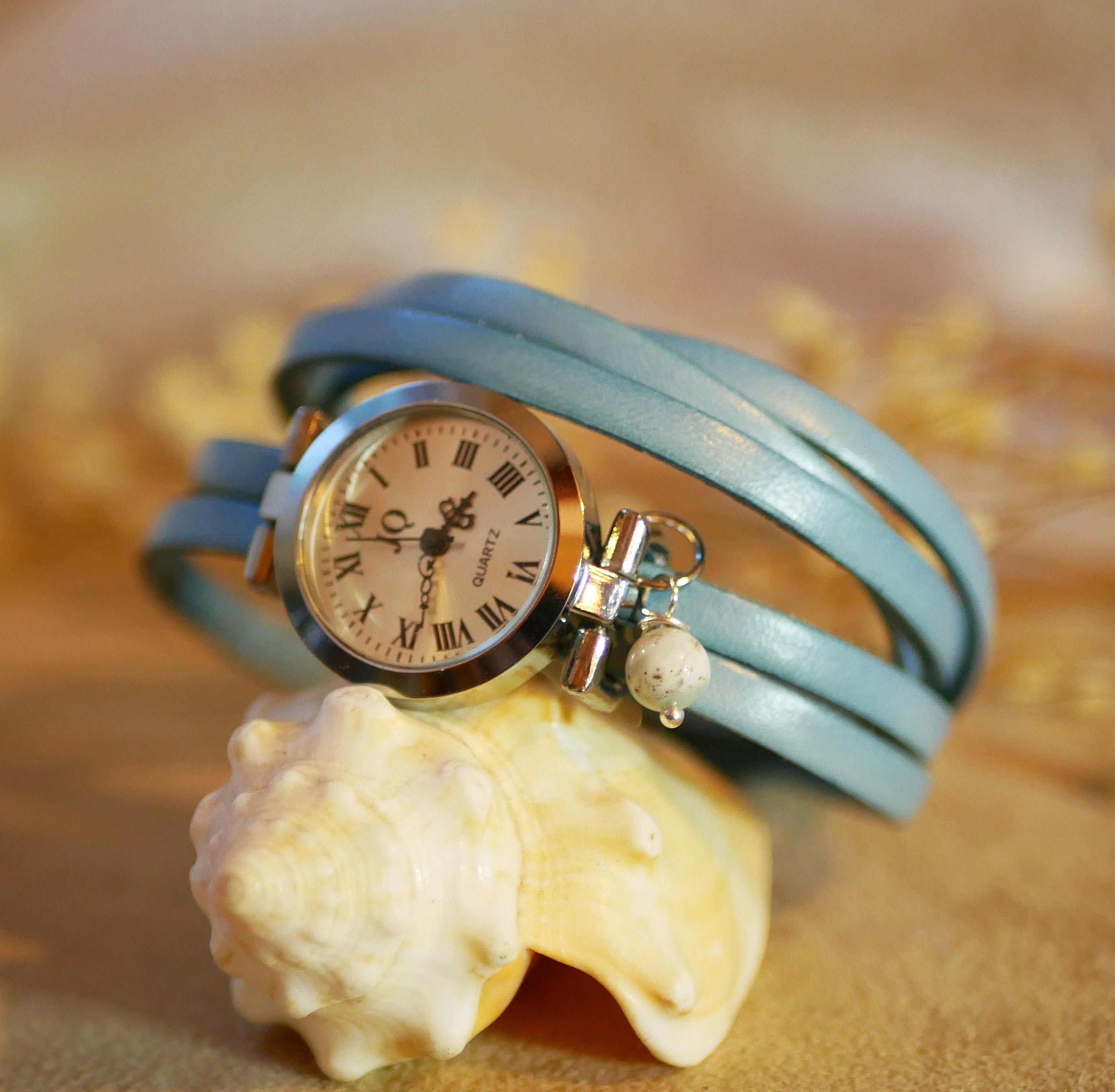 Silverf&auml;rgat l&auml;derarmband med flera snurror och justerbart l&aring;s