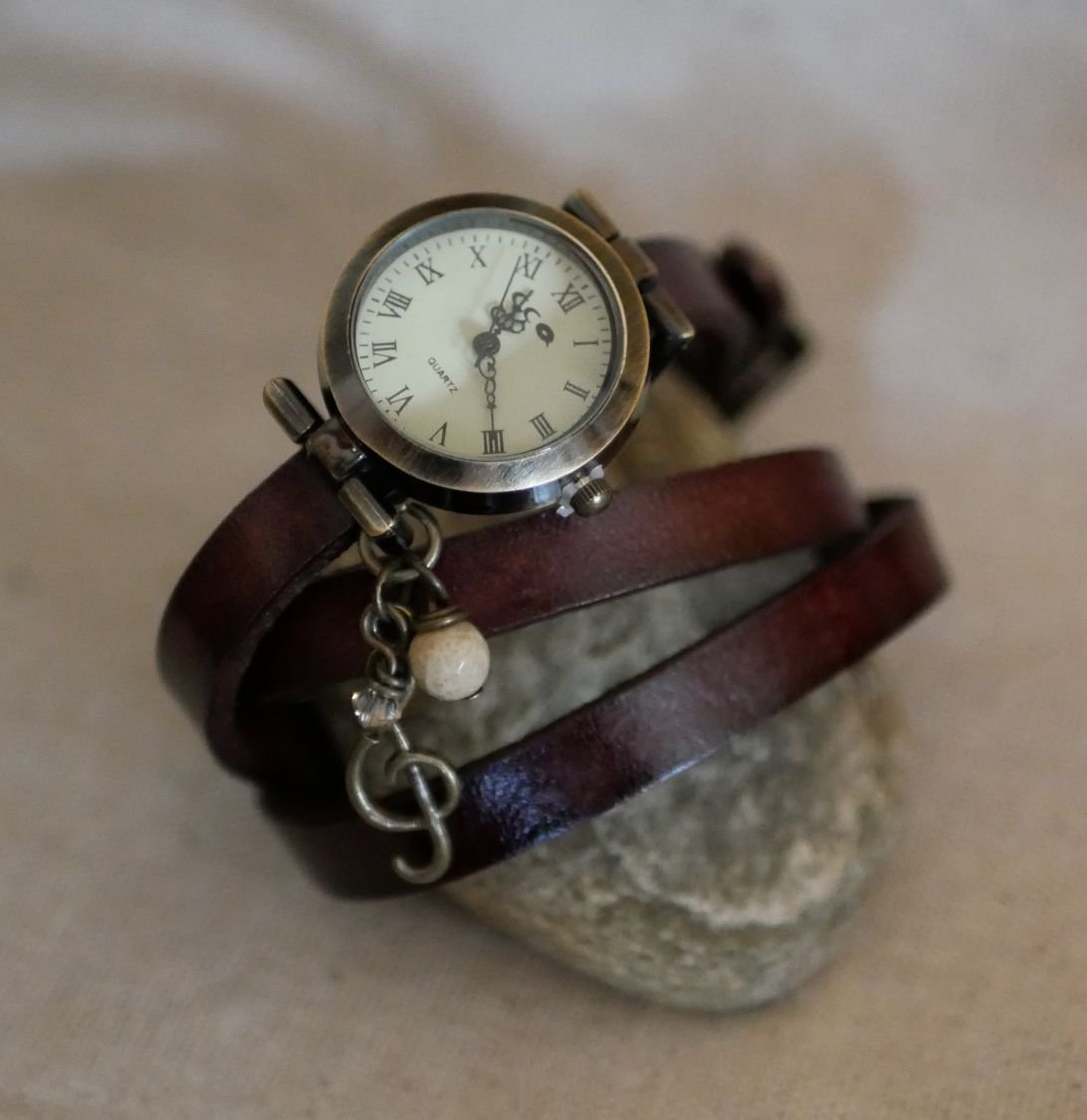 Läderarmband klocka med fjäder- och pärlberlock