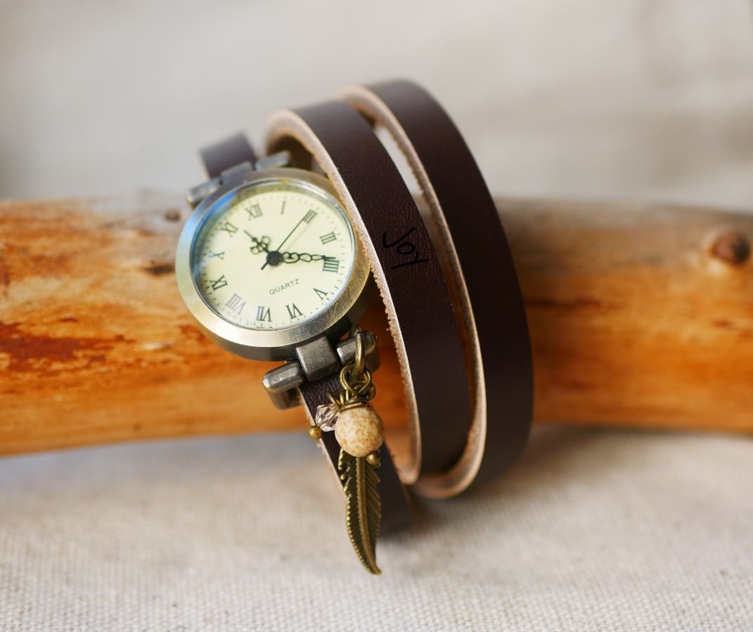 Läderarmband klocka med fjäder- och pärlberlock