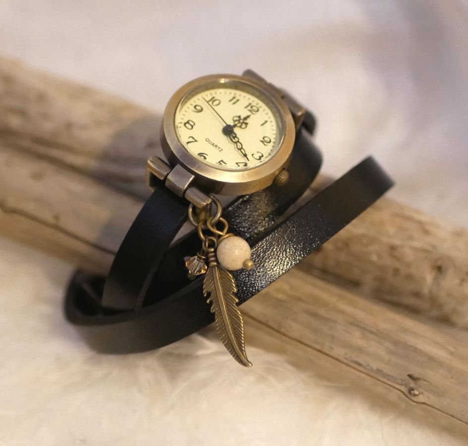 Läderarmband klocka med fjäder- och pärlberlock