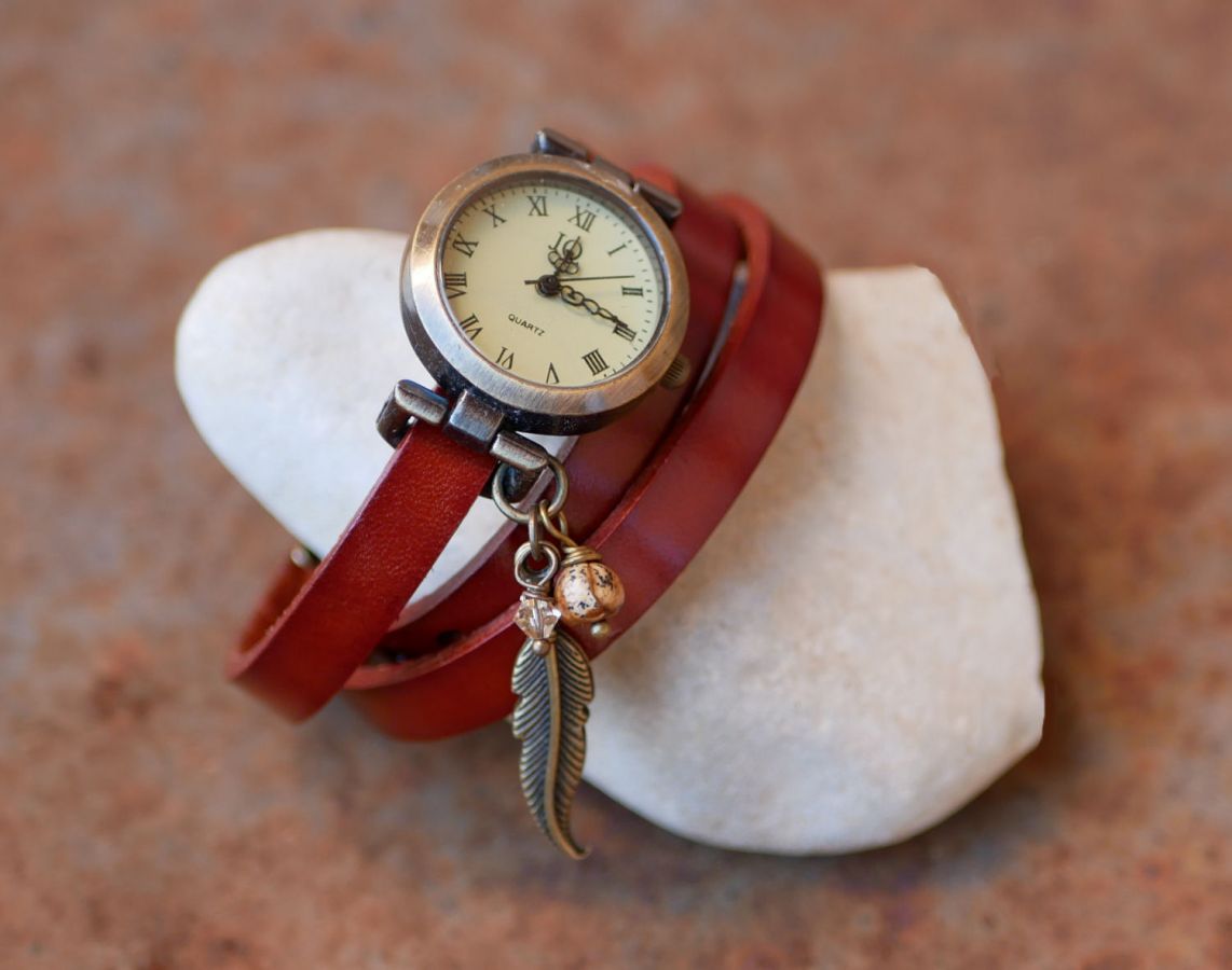 Läderarmband klocka med fjäder- och pärlberlock