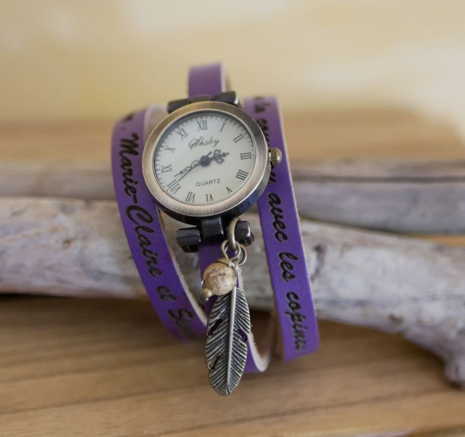 Läderarmband klocka med fjäder- och pärlberlock