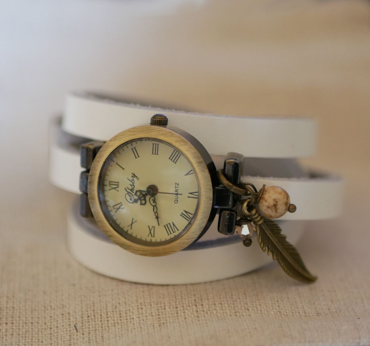 Läderarmband klocka med fjäder- och pärlberlock