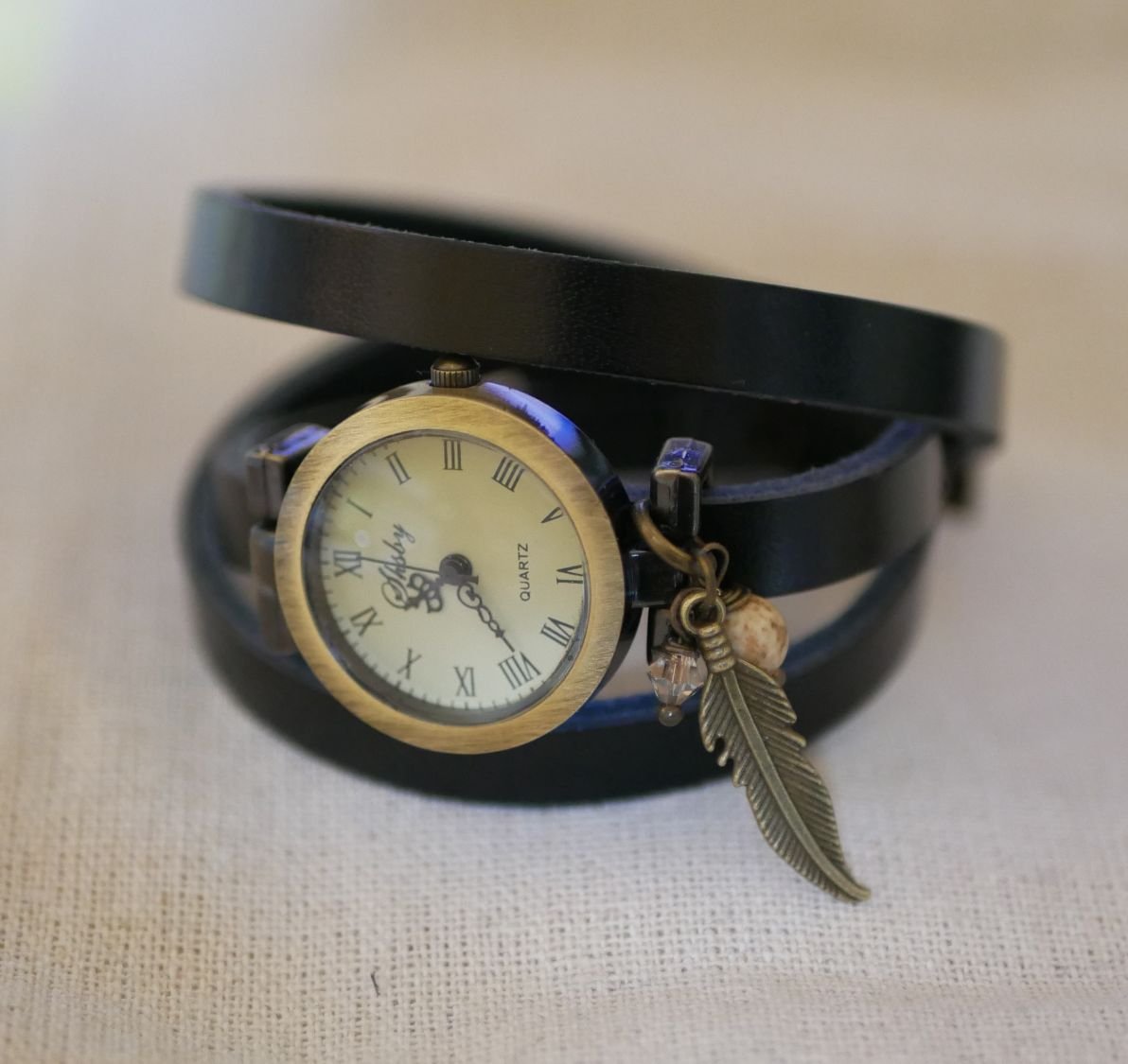 Läderarmband klocka med fjäder- och pärlberlock