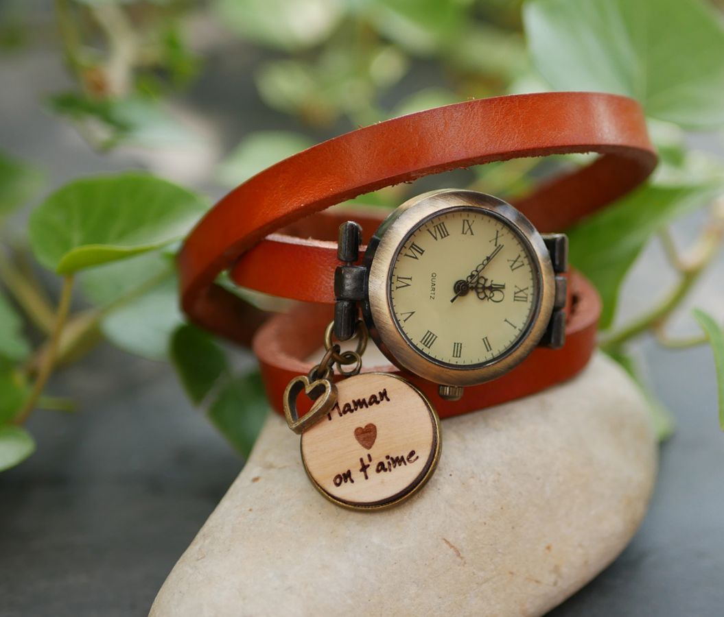 Läderarmband klocka med träcabochon som ska graveras