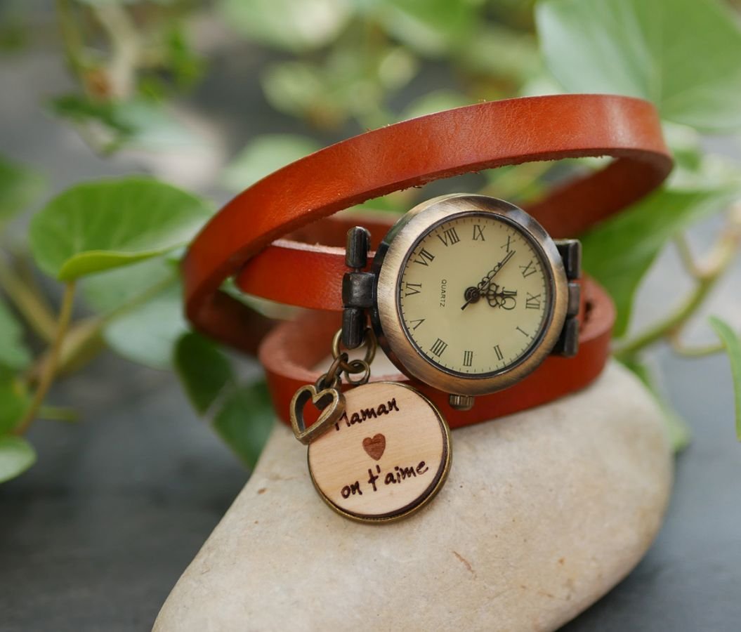 Läderarmband klocka med träcabochon som ska graveras