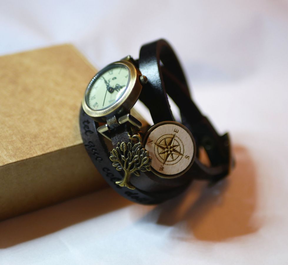Läderarmband klocka med träcabochon som ska graveras