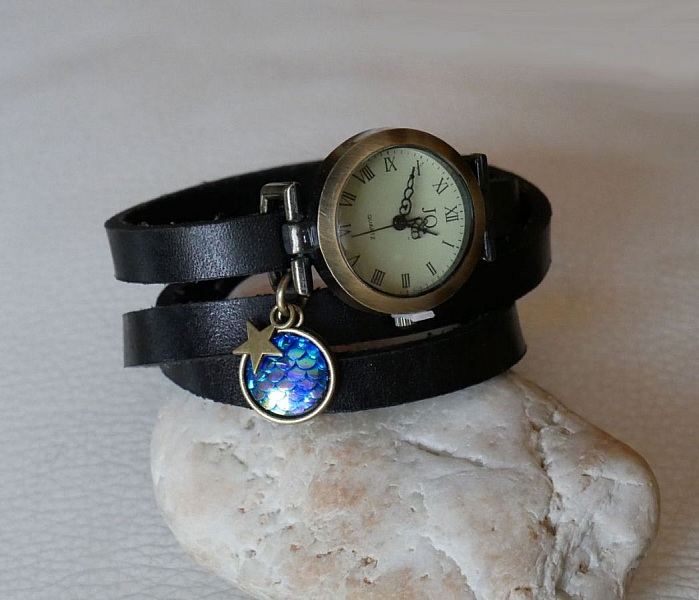 L&auml;derarmband klocka med bl&aring; skalor cabochon