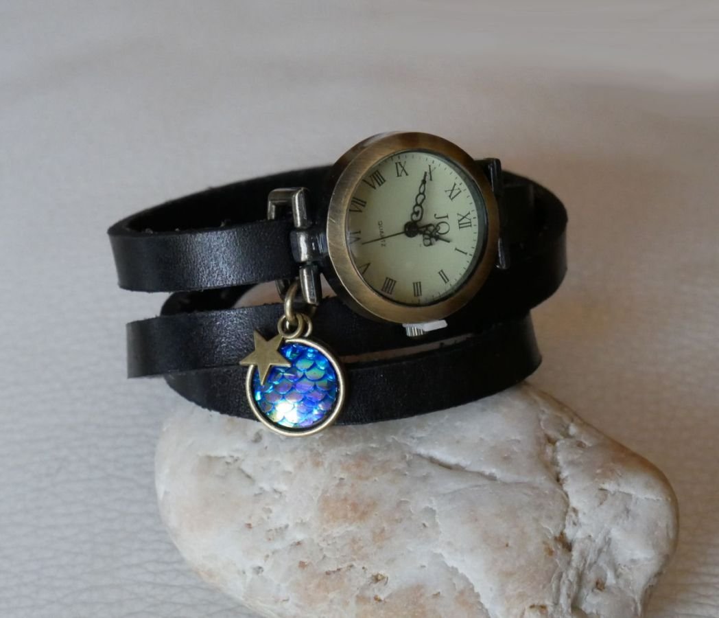 Läderarmband klocka med blå skalor cabochon